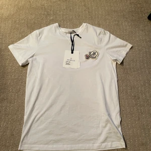 Moncler t-Shirt  - Säljer nu min moncler t-Shirt, den är endast testad 1 gång. Lapparna sitter kvar! Skick 10/10. Storlek S.  Nypris 2799kr!Kan skicka bild på qr koden om ni skriver till mig! Hör gärna av dig om du har frågor! 