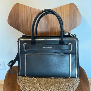 Moschino väska - En svart moschino väska, försiktigt använd och i fint skick. 