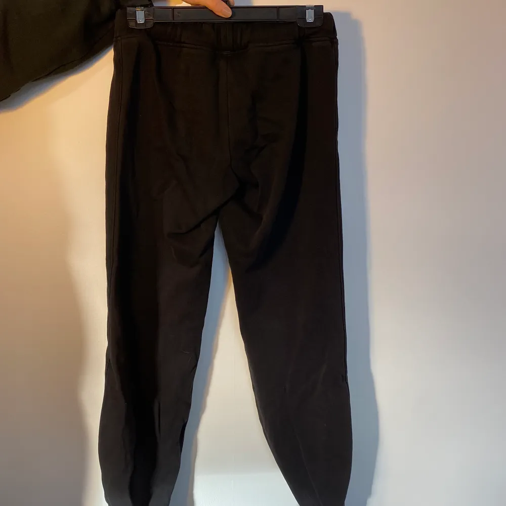 Svarta mjukisbyxor från Puma i storlek XS. Jeans & Byxor.
