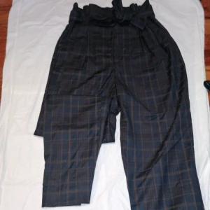 Kostymbyxor  - Rutiga mörka kostymbyxor från h&m. Relativt högmidjade med vida ben, snygga till hösten 🤎