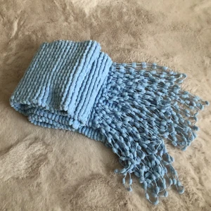 Babyblå halsduk - Superfin och otroligt mjuk halsduk i babyblå färg. Den är handgjord och nyskick såklart! Frakt tillkommer. Skriv gärna vid frågor 💙💙