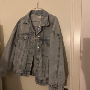 90s denim jacket från gina tricot.  Oanvänd, lappen kvar Storlek S  