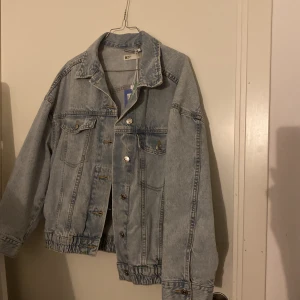 Oanvänd 90s denim jacket  - 90s denim jacket från gina tricot.  Oanvänd, lappen kvar Storlek S  