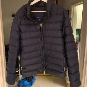 Gant dunjacka  - Tjena! Vill nu sälja min dunjacka för att jag är sugen på annat, Skicket är 8,5/10 och nypris är 2000 kr. Skriv för mer info 