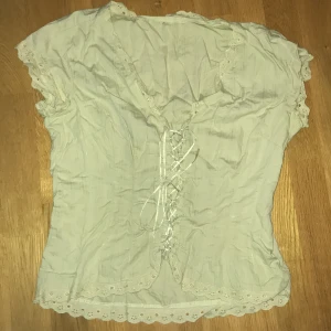 Korsettliknande grön tröja i strl S - Jättefin ljusgrön korsettliknande tröja som jag säljer för att jag helt enkelt bytt stil. I storlek S och okänt märke. I fint skick. Spårbar frakt ingår i priset 💗 