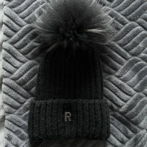 Rockandblue mössa - Svart Rockandblue mössa. Aldrig använd och är i ett bra skick.