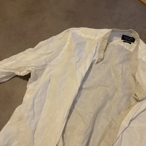Skjorta från Zara Man - Skjorta från zara man🤍 behöver bara bli strykad. Slim fit