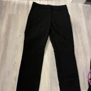Kostymbyxor  - Dessa svarta kostymbyxor kommer från HM  i storlek 38. Säljer dessa för 100kr! 