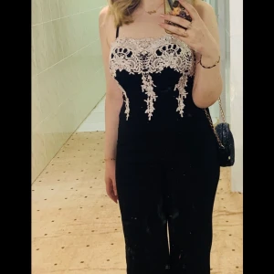 Svart jumpsuit i storlek M - Svart jumpsuit i storlek M. Nyskick 