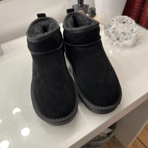Ankellåga uggs ( ej äkta ) - Jag säljer ett par ankellåga uggs som ej är äkta. Dem är i storlek 39 och jag kunde tyvärr inte ha dem. Dem är aldrig använda endast testade. Dem är små i storlek så har du ex storlek 38 så kommer dessa vara perfekta för just dig! Jag står för frakten💓