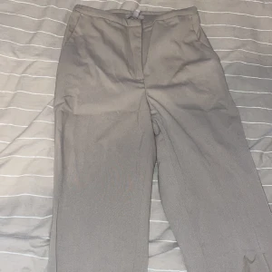 Kostymbyxor  - Beiga kostymbyxor i väldigt fint skick. Oanvända