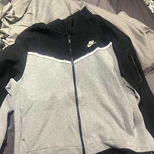 Nike hoodie  - Säljer min nike tech fleece för den är för stor, fint skick. 350 kr, nypris 1250kr. Köparen står för frakten 