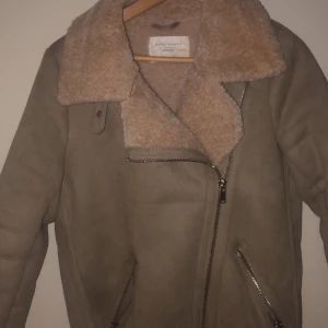 Zara jacka  - Super fin vinter/höst jacka. Köpt ifrån zara. Fint skick. Psssar stl S-M. Varm. Pris förhandlas