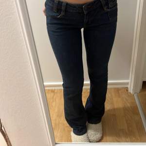 Lågmidjade jeans från Vero Moda! Super sköna med unika detaljer på bakfickorna🙌 köp direkt för 300!! Fortfarande kvar❤️❤️❤️