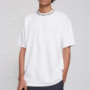 Acne studios - Navid T-shirt (S) - Säljer en fin T-shirt med hög krage från acne studios.  Modellen är oversized unisex i storlek small