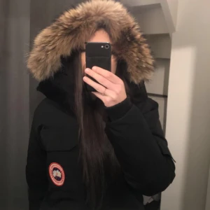 Canada Goose jacka  - Säljer nu min Canada Goose jacka då den aldrig kommer till användning. Storlek M. Mer info + bilder kan fås vid intresse om så önskas!🥰 Nypris 9000kr