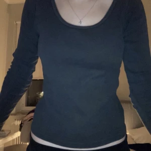 Svart långärmad Brandy Melville tröja - Söt långärmad tröja från Brandy Melville. Av det tjockare materialet så perfekt nu till vintern! Tröjan är Onesize men skulle säga att den sitter som en S. Kan frakta eller mötas upp!💗