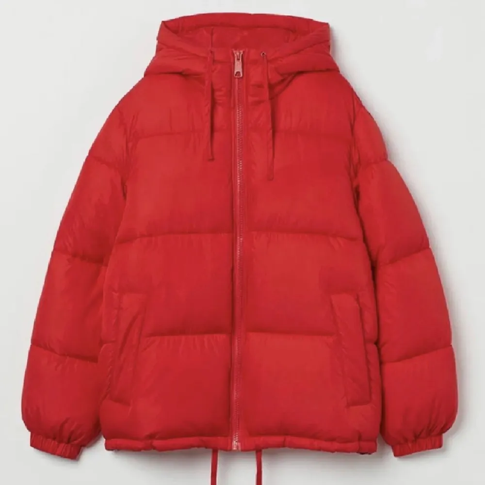 Säljer min röda jacka från H&M eftersom den inte kommer till användning längre, använd endast få gånger därför i väldigt bra skick 🤩. Jackor.