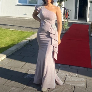 Festklänning  - Denna supersnygga klänningen är endast använd en kväll i några timmar, den är felfri och jätte snygg, känningen har en aning stretch i sig vilket gör att både en S och M kan passa i den. Klänningen sätter sig fint på kroppen och är superbekväm att ha på. 