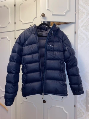 Peak performance jacka  - Säljer denna peak performance jacka i mörkblått. Det står L (dam) i jackan men jag som vanligtvis brukar bära s/m passar mig bra !! Den har ett litet hål vid armen som det går att sy ihop.(hålet är kanske 3mm)
