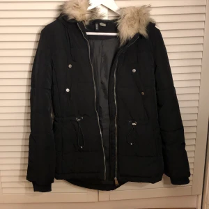Vinterjacka  - Säljer denna snygga och sköna vinterjacka. Knappt använd så jackan är i väldigt bra skick. Detaljer och fuskpels luva. Fickor fram och även på bröstet. Skicka gärna ett meddelande vid din intresse eller frågor😊