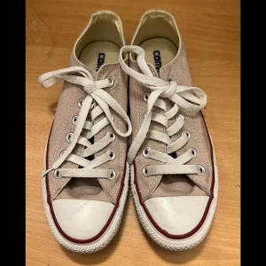 Brun/Beige converse stl 37.5  - Brun/Beige converse i stl 37.5 (ja har 38 o de passar mig bra) använda fåtal gånger men i väldigt bra skick