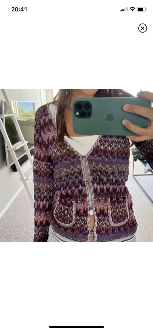 Kofta - Säljer denna så snygga koftan från missoni som är så sjukt cool Tyvär va fel förstår mig så darför säljer jag den hör av er för frågor