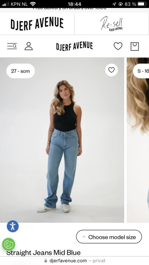 Djerf Avenue Jeans - Säljer mina super fina och knappt använda Djerf avenue jeans på grund av att dem har blivit försmå. Jeans har en hög midja och rakpassform sitter supersnyggt på och är i ett bekvämt och mjukt material.