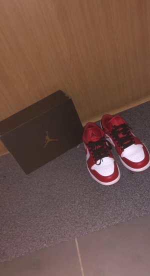 Air Jordan 1 Low  - Nypris 1399 :- Använda 1 gång, är som nya. Storlek 42
