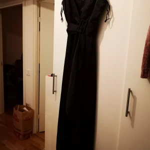 Klänning - En fin aftonklänning med skärp-detalj från Chi Chi London. UK 6 motsvarar storlek 34/XS