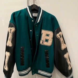 Varsity jacket i grön  - Jackan är köpt förra året men knappt använd mer än tre gånger. Modellen är oversized vilket gör att original storleken (S) upplevs större.   perfekt för höst/vår🙏🏼