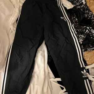 Adidas byxor  - Aldrig använda