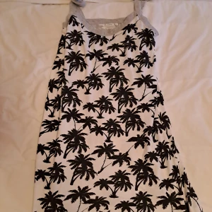 Nattklänning - Den är bra skick, lite för stor för mig. Väldigt skön och luftig