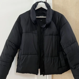 Vinterjacka - Säljer min fina puffer jacket från Monki i storlek S då den inte längre kommer till användning. Använd men i fint skick!🤍🐣