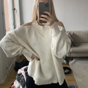 Stickad oversized tröja från Zara oanvänd - Stickad tröja från Zara i storlek S, den är dock väldigt oversized! Nypris 399:- säljer för 200:- Krämvit/vit