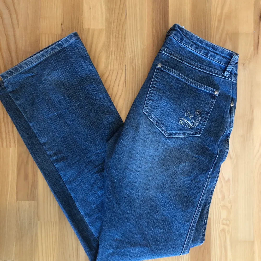 Snyggaste lågmidjde jeansen i en rak/bootcut-modell. Innerbenslängd: 79cm. Grenen: 21 cm. Omkrets i midjan: 79 cm.❤️‍🩹❤️‍🩹. Jeans & Byxor.