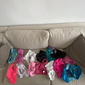 16 sportbh i strl S/M 36/38 - Väl använda sportbh utan vaddering/bygel. Alla är från SOC/Stadium. Perfekt för vardag, gym, sport, jobb etc. Alla 16 för 250:-! (Ca 15kr  styck!) 