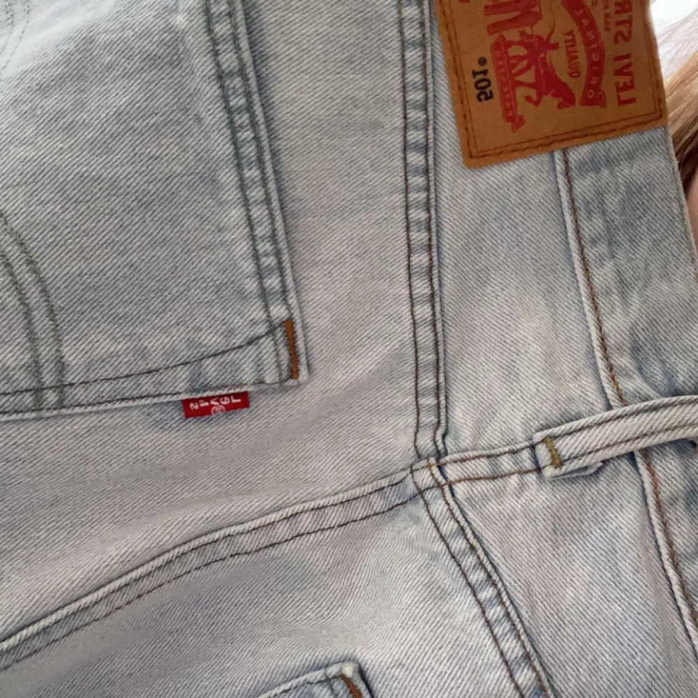 Ett par Levis jeans, finns ett litet hål på ena benet men inget man tänker på när de sitter på (tredje bilden). Jeans & Byxor.