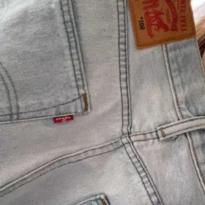 Ett par Levis jeans, finns ett litet hål på ena benet men inget man tänker på när de sitter på (tredje bilden)