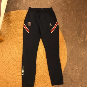 Psg byxor (barn) - Säljer dessa psg byxor pga inte till användning, är i storlek 158/170 (XL) och är jätte bekväm att ha på sig ❤️den är liten i storlek och passar mig perfekt som har storlek S 😊