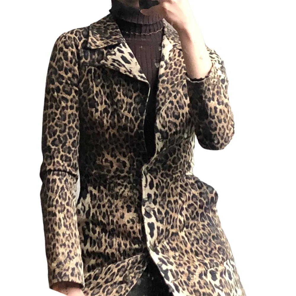 Klänning i leoprint 🐆Knäppning hela vägen. Texturen påminner lite om tunn bomullsdenim, så jag har även använt den uppknäppt som en lång tröja/jacka. Storlek 36 ❤️‍🔥mjau . Klänningar.