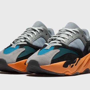 Yeezy - Använda max 5 gånger.  Det är storlek 40 men jag har 39 och dem passar jätte bra. 