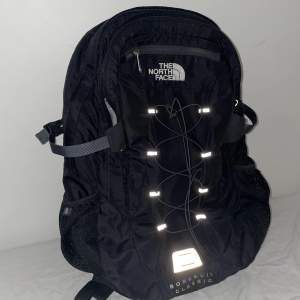 Säljer min The North face Borealis Classic ryggsäck, perfekt för backpacking eller ba till skolan. Stor och rymlig! Original priset ligger på runt 1300kr. Den är i nyskick 🧸🐾✨