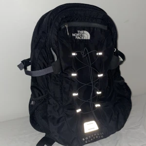 The North Face Väska - Säljer min The North face Borealis Classic ryggsäck, perfekt för backpacking eller ba till skolan. Stor och rymlig! Original priset ligger på runt 1300kr. Den är i nyskick 🧸🐾✨