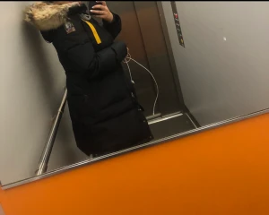 Parajumper jacka - Säljer min parajumper. Anledningen till det billiga priset är att jackan originellt har 2 blixtlås varav ena åkte av och jag har inte orkat fixa detta. Det finns ett blixtlås kvar på jackan. Det är bara att sätta dit en ny. Nypris 10 tusen.