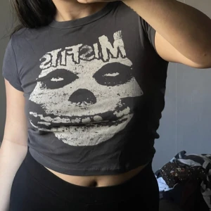 Baby tee misfits - En snygg babytee från H&M! Originella priset: 99kr säljer för 50kr :)))