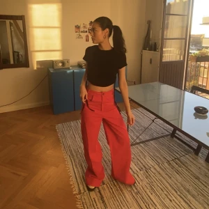 Röda byxor Rabens saloner - Rabens saloner jeans, långa på mig (är 161 cm). 