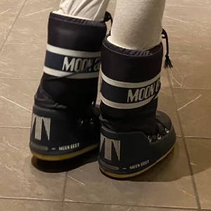 Moon boots - Säljer mina blåa moon boots då jag inte kommer ha användning av de till vinter💕 knappt aldrig använda o i fint skick