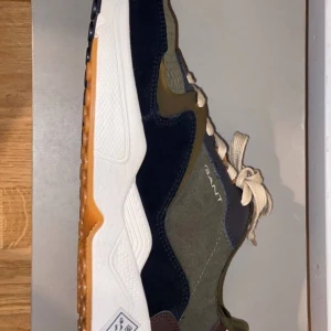 Sneakers  - Helt ny, kvittot på skorna finns