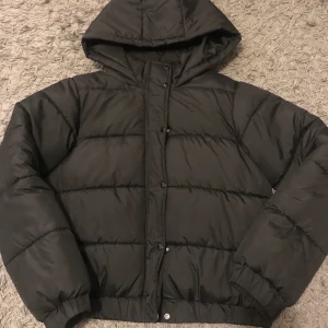 Missguided puffer jacket - Supersnygg o skön pufferjacket från missguided. Bra skick! Kom privat för fler bilder eller om du är intresserad! Priset kan diskuteras ;)